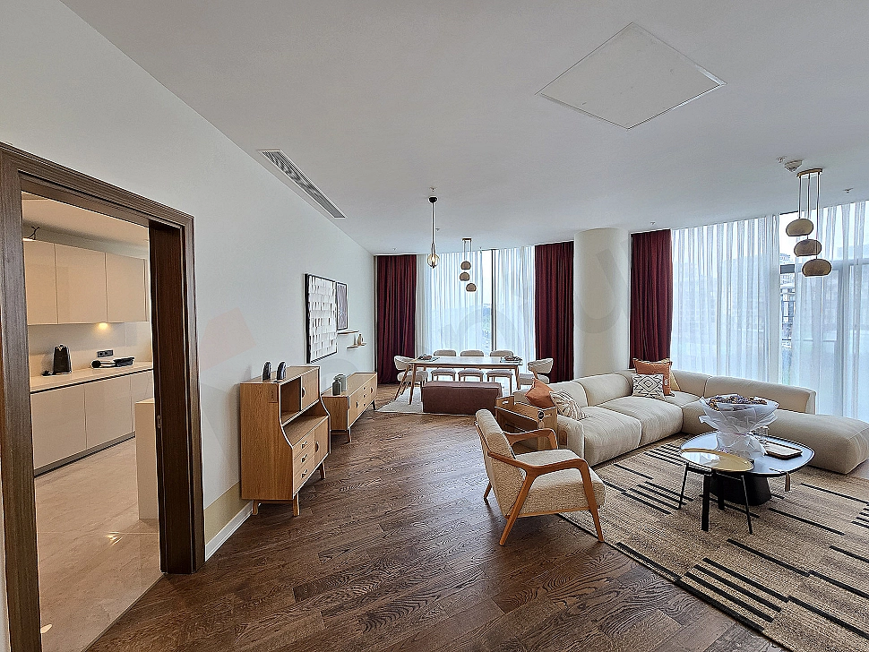 Modern tasarımlı, eşyalı oturma odası detayı. Aydınlık, geniş ve şık bir yaşam alanı.