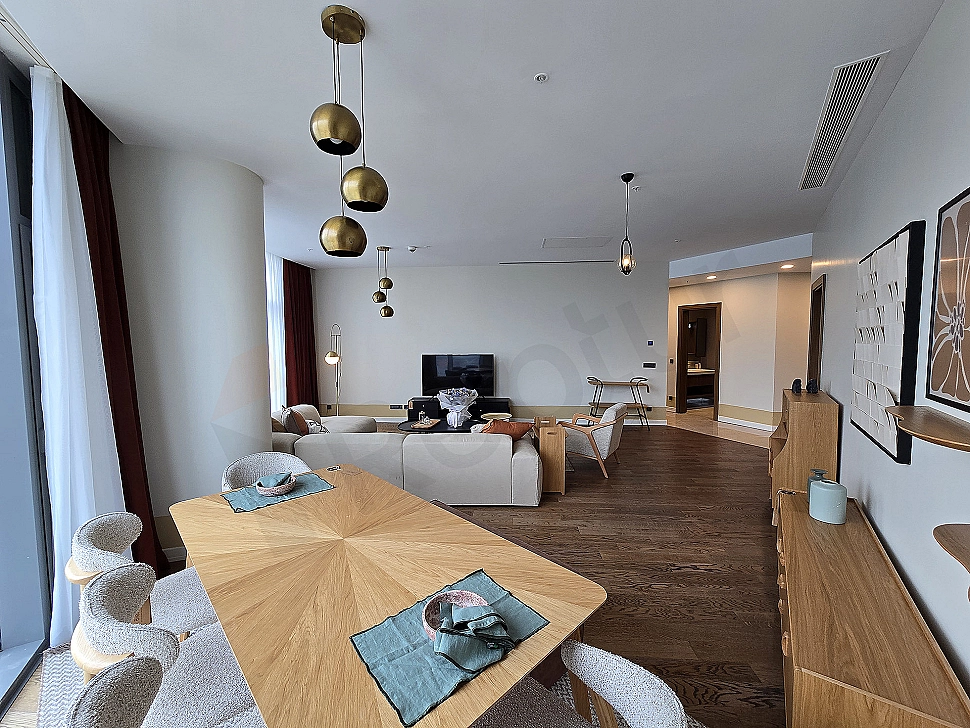 Modern tasarımlı oturma odası iç mekanı, şık mobilyalar ve aydınlık atmosfer.