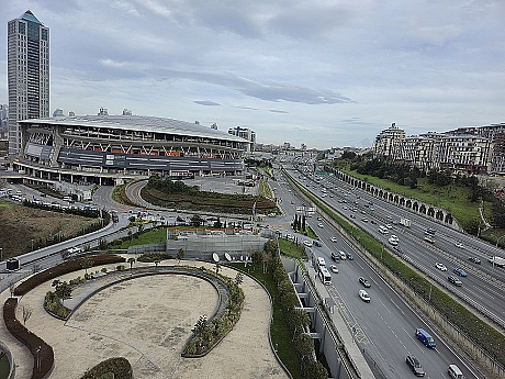 İstanbul Sarıyer'de şehir manzaralı lüks daire görseli.