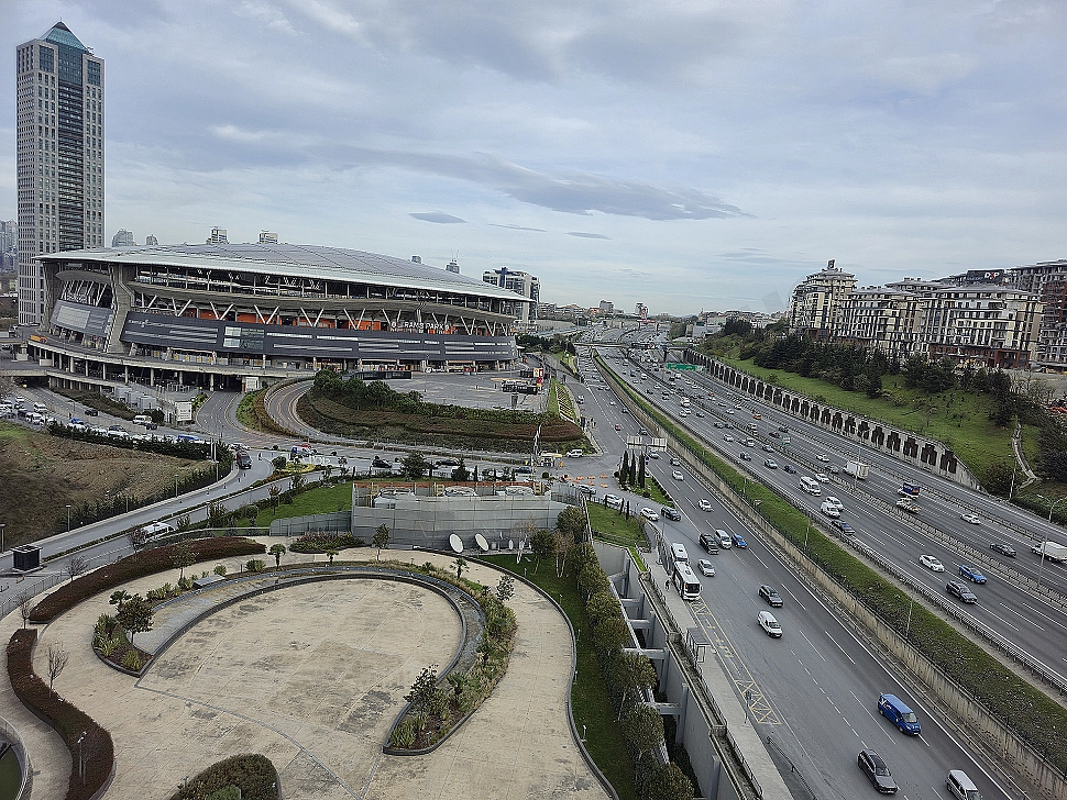 İstanbul Sarıyer'de şehir manzaralı lüks daire görseli.