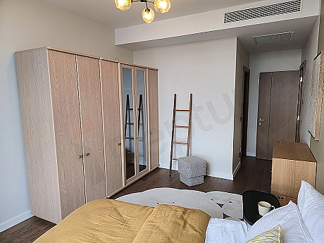 Şık ve modern tasarımlı yatak odası görseli.