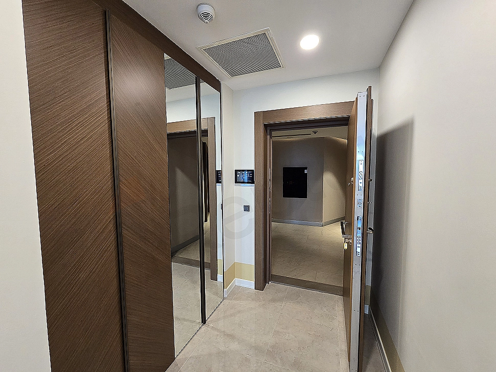 Şık tasarımlı daire giriş kapısı ve modern antre detayı.