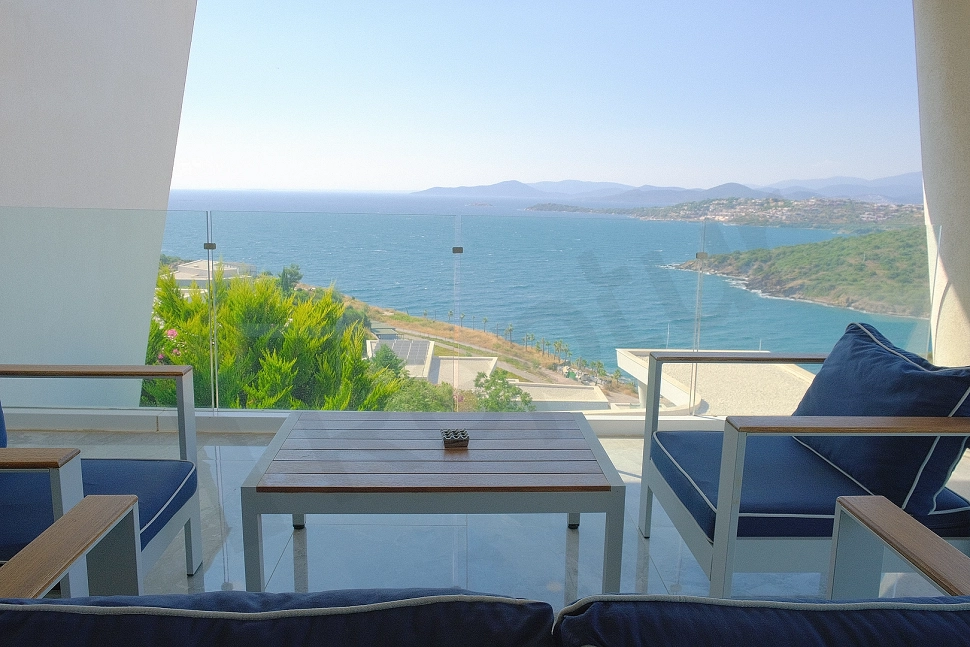 Bodrum'dan çekilmiş geniş açılı panoramik deniz ve sahil manzarası.