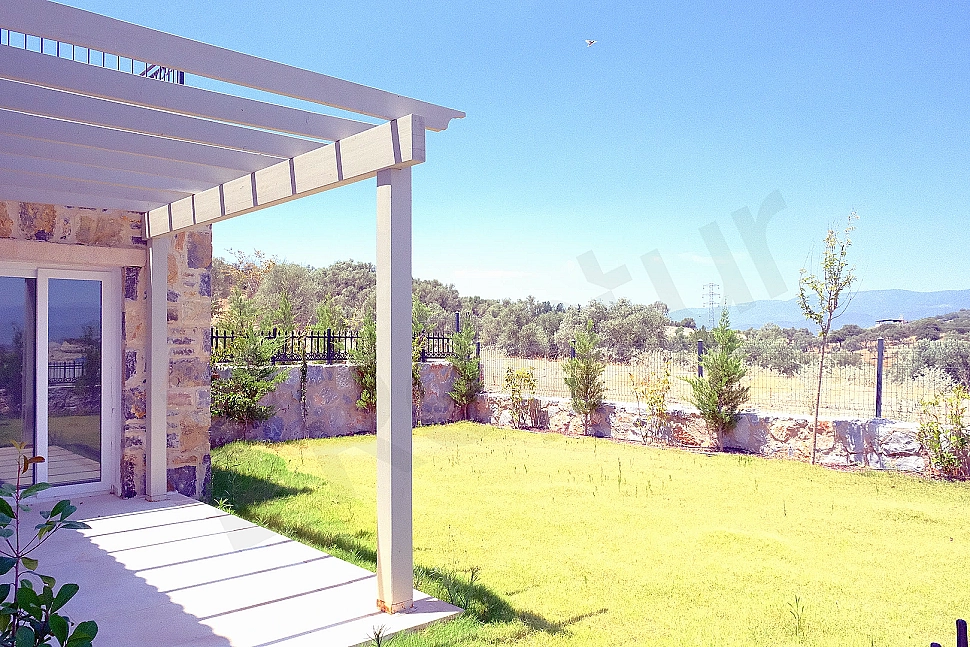 Geniş bahçeli villa görseli.