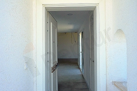 Villa daire giriş kapısı detayı.