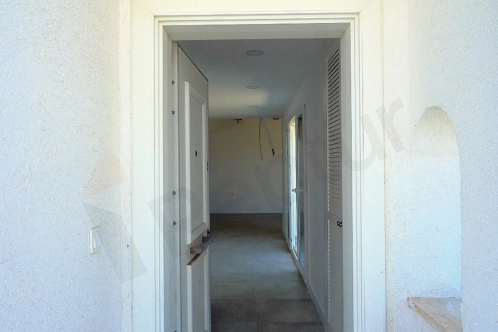 Villa daire giriş kapısı detayı.