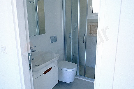 Modern tasarımlı banyo görseli.