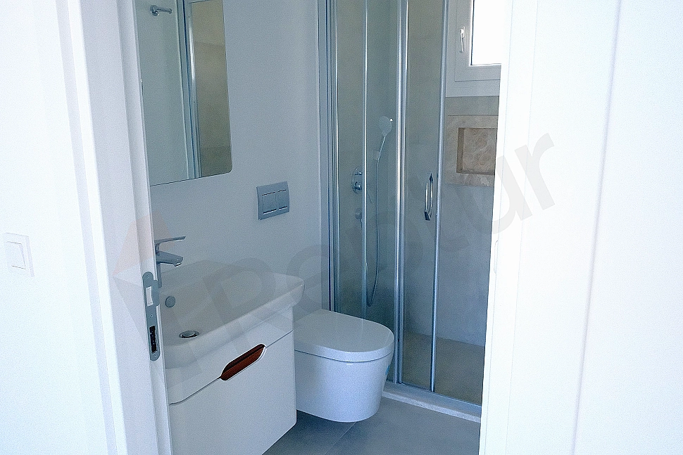 Modern tasarımlı banyo görseli.