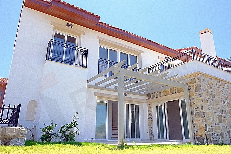 Geniş bahçeli villa görseli.