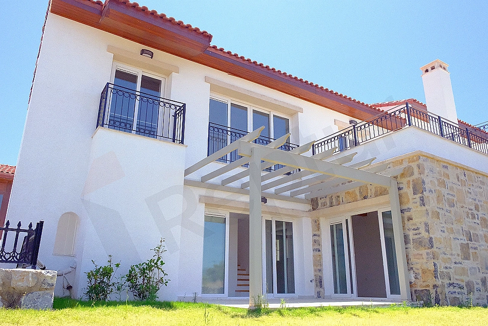 Geniş bahçeli villa görseli.