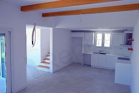 Modern mutfak tezgahı ve dolapları detayı.