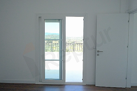 Geniş balkonlu villa fotoğrafı.