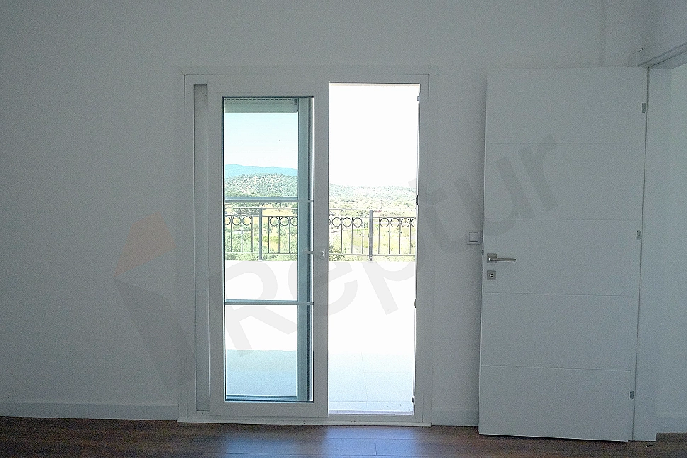 Geniş balkonlu villa fotoğrafı.
