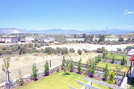 Panoramik manzaralı villa görseli.