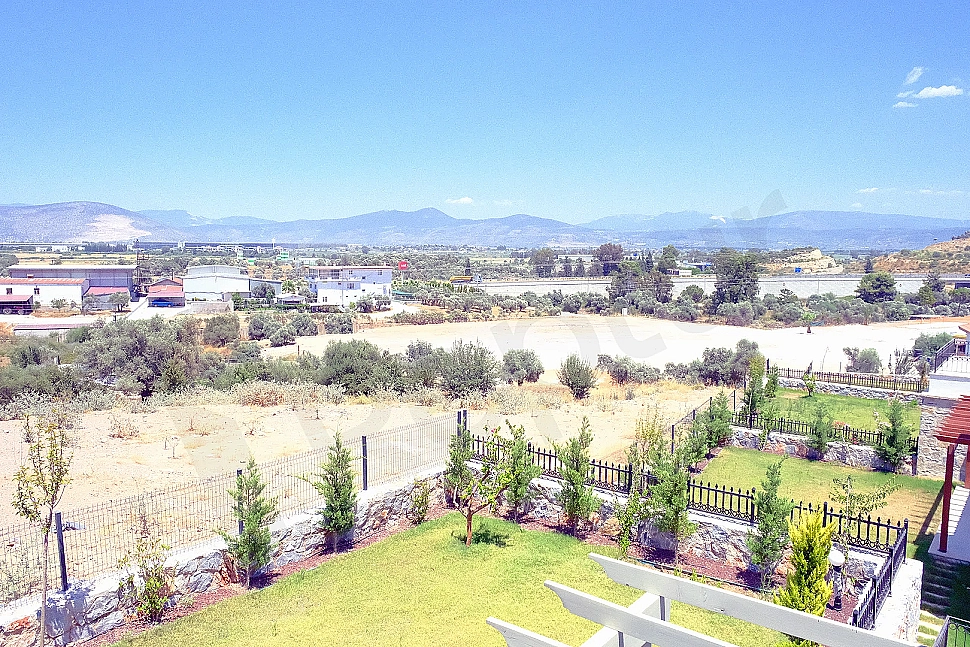 Panoramik manzaralı villa görseli.
