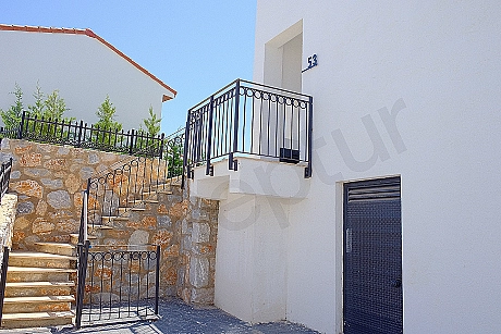 Villa giriş kapısı detayı.