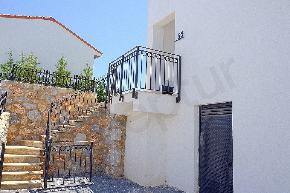 Villa giriş kapısı detayı.