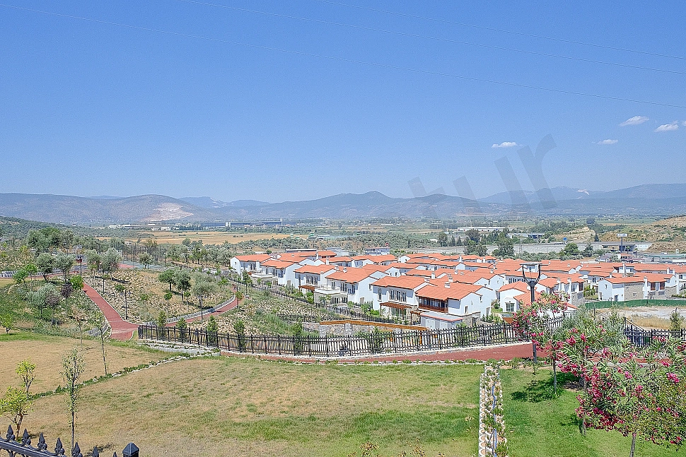 Bodrum'da panoramik manzaralı eşyasız villa görseli.
