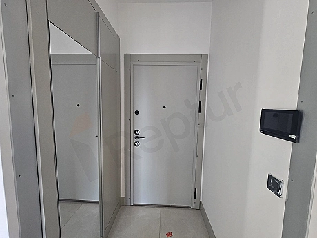 İstanbul Ataşehir'de satılık 2+1 daire girişinin fotoğrafı.