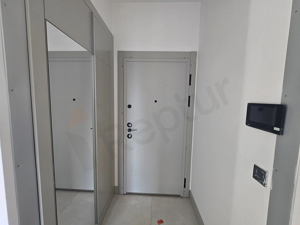 İstanbul Ataşehir'de satılık 2+1 daire girişinin fotoğrafı.