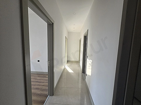 Aydınlık koridor görseli.
