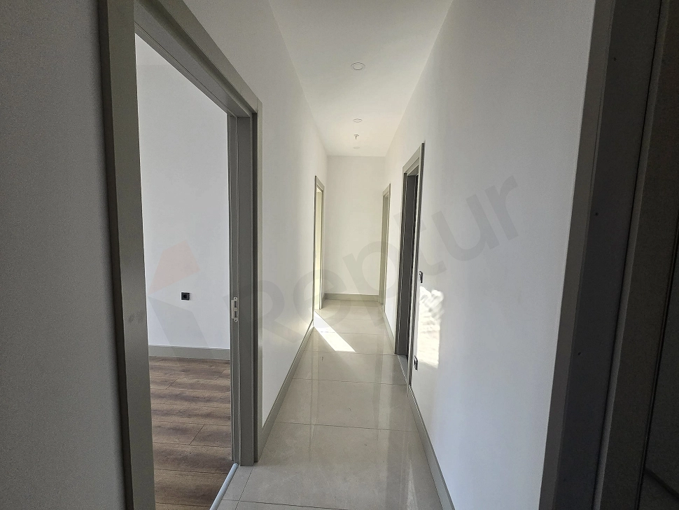 Aydınlık koridor görseli.