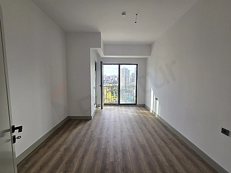 Aydınlık ve modern tasarımlı bir yatak odası görseli.