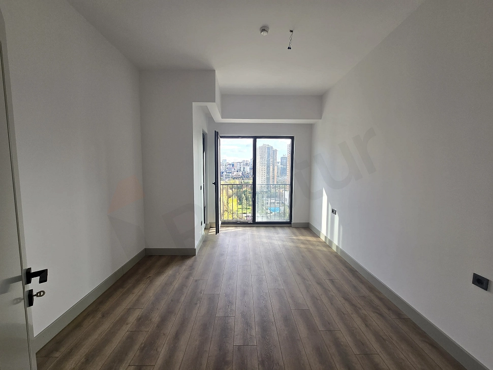 Aydınlık ve modern tasarımlı bir yatak odası görseli.