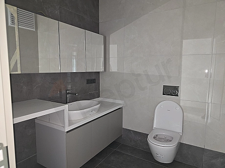 Modern tasarımlı, aydınlık ve geniş banyo.
