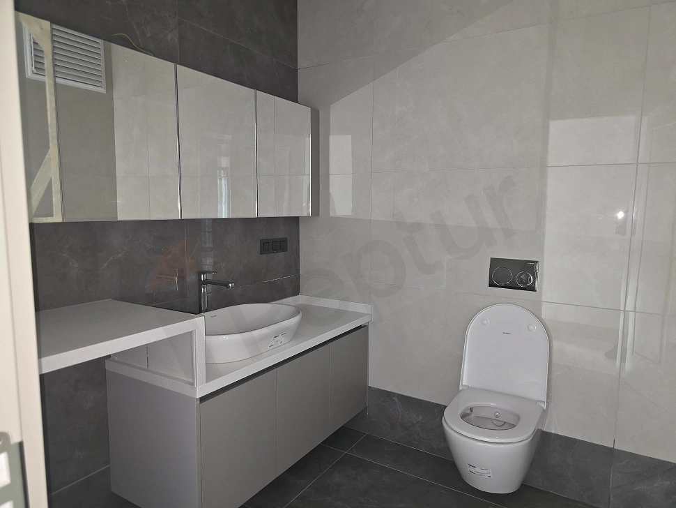 Modern tasarımlı, aydınlık ve geniş banyo.