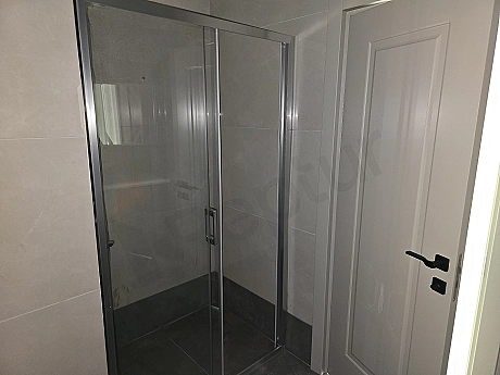 Modern tasarımlı banyo görseli.