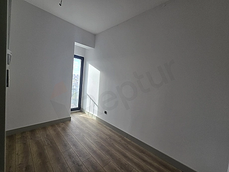 Aydınlık ve modern yatak odası görseli.