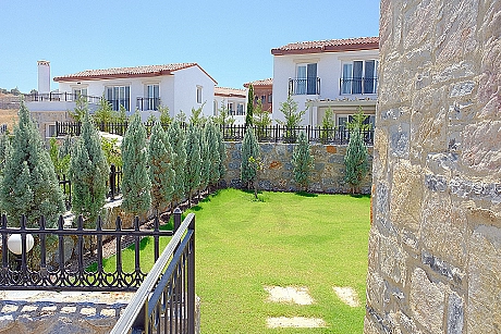 Geniş bahçeli villa görseli.