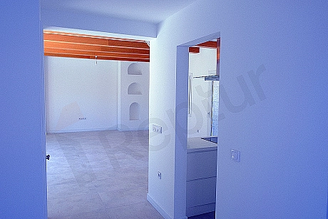 Geniş ve aydınlık villa koridoru.