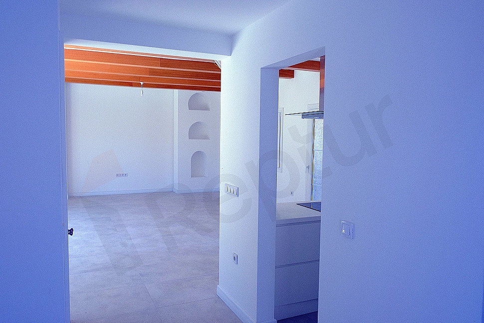 Geniş ve aydınlık villa koridoru.