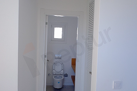 Modern tasarımlı, aydınlık ve ferah banyo.