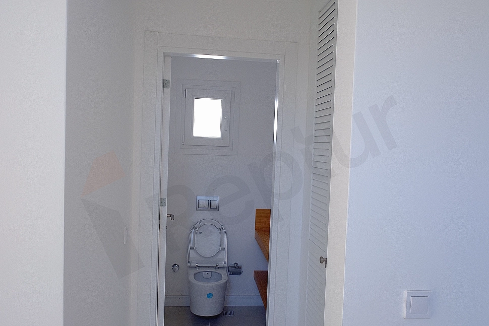 Modern tasarımlı, aydınlık ve ferah banyo.