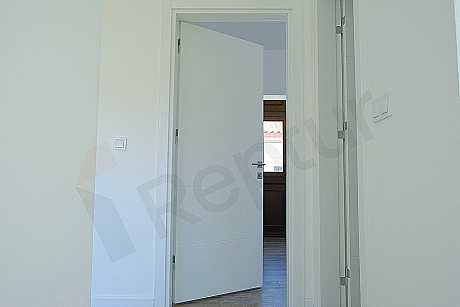 Eşyasız, modern yatak odası görseli.