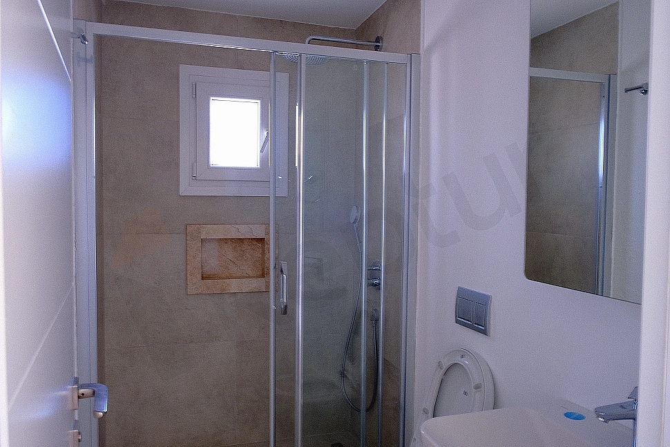 Modern tasarımlı, aydınlık ve ferah banyo.