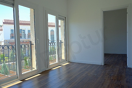 Aydınlık ve ferah yatak odası görseli.