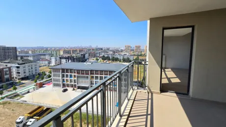 Beylikdüzü'nde yüksek bir noktadan çekilmiş geniş panoramik şehir ve su rezervuarı manzarası görüntüsü.
