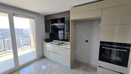 Modern mimariye sahip, ferah ve geniş bir mutfak alanı tasarımı.