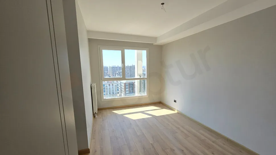 İstanbul Beylikdüzü'nde yer alan modern ve geniş bir 4+1 dairenin yatak odası görünümü.