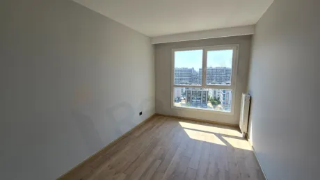 Geniş ve modern tasarımlı, ferah yatak odası görünümü