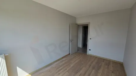 İstanbul Beylikdüzü'nde yer alan modern tasarımlı, geniş ve aydınlık bir yatak odası iç mekanı.