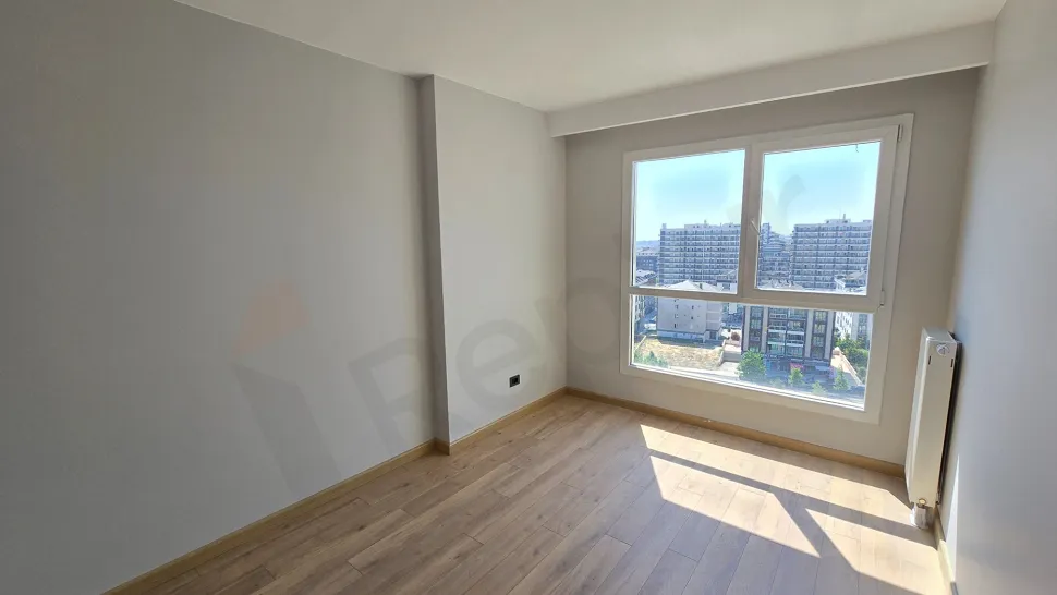 Modern tasarımlı, geniş ve aydınlık bir yatak odası iç mekanı.