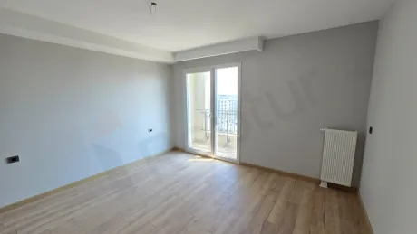 Geniş ve modern bir yatak odası iç mekanı.