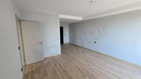Modern ve geniş bir yatak odasının iç mekan görünümü.