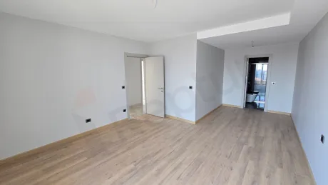 Geniş ve aydınlık modern yatak odası alanı.