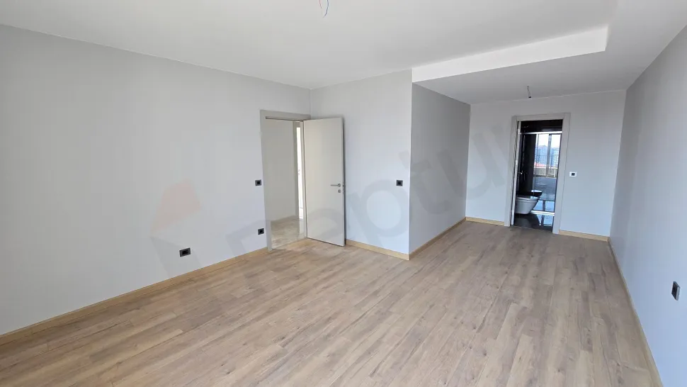 Geniş ve aydınlık modern yatak odası alanı.